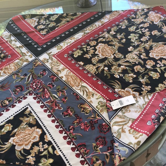 Beautiful scarf 💯 poly - Picture 2 of 2